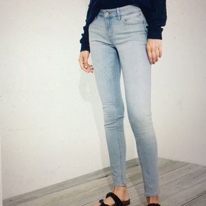 Low rise light washed skinny jeans